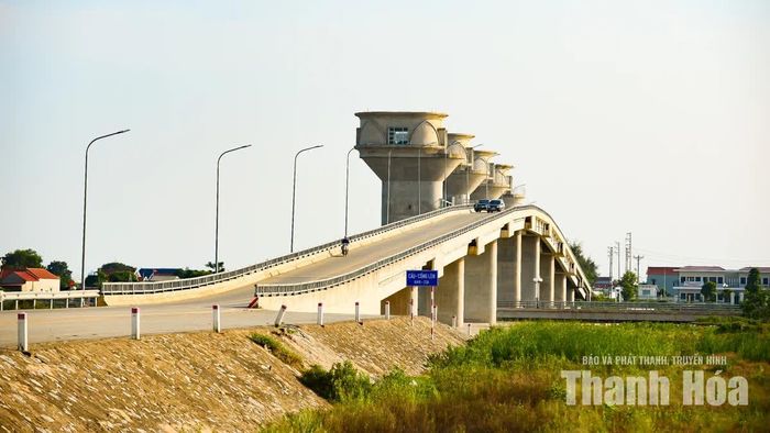 Cầu Cống Lèn dài 405m, rộng 7,5m, bắc qua sông tại khu vực tiếp giáp giữa xã Vạn Lộc và xã Nga Sơn, chính thức thông xe phục vụ người dân từ tháng 2/2026, tạo điều kiện để người dân di chuyển thuận tiện hơn.