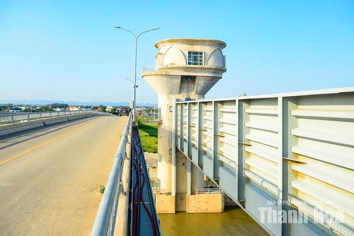 Bên cạnh đó, dự án còn góp phần tưới tiêu cho 3.930ha đất nông nghiệp, cải thiện môi trường sinh thái và bảo đảm an toàn giao thông thủy, bộ trong khu vực.