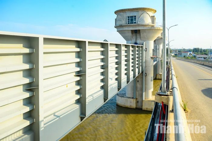 Hệ thống 3 cửa ngăn mặn cùng máy tời cáp cỡ lớn của dự án.