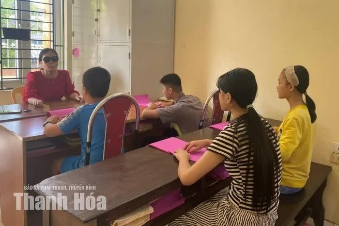 Các em học sinh khiếm thị chăm chú nghe cô giáo Lê Thị Ánh Dương giảng bài.