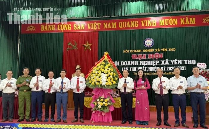 Lãnh đạo xã Yên Thọ chúc mừng Đại hội.