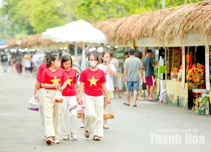 Không dừng lại ở trải nghiệm tại chỗ, nhiều người còn lựa chọn mua đặc sản về làm quà cho gia đình, bạn bè.