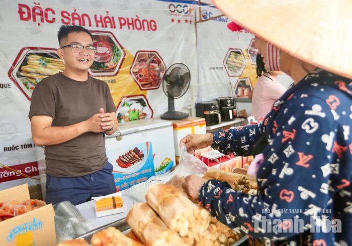 Ông Nguyễn Đức Khang, nhân viên kinh doanh bánh mì que Hải Phòng cho biết: “Người dân Thanh Hóa đón nhận các sản phẩm của chúng tôi rất hào hứng. Bánh mì que là sản phẩm có sức tiêu thụ nổi bật, tiếp đến là pa-tê cùng các mặt hàng chế biến từ hải sản. Tổng lượng tiêu thụ của một số mặt hàng đạt mức hàng chục nghìn sản phẩm”.