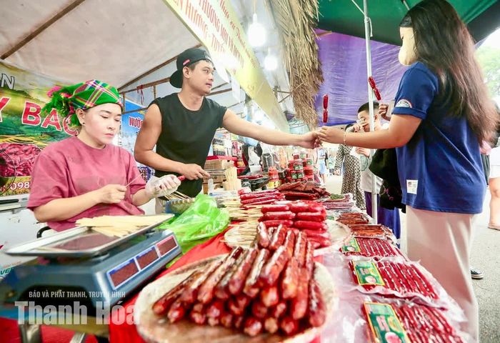 Đến với liên hoan, du khách có thể thưởng thức ẩm thực của nhiều vùng đất khác nhau như: xôi ngũ sắc, cá nướng Pa Pỉnh Tộp, bánh lọc Huế, cơm cháy Ninh Bình, lạp xưởng vùng núi xứ Thanh,... Mỗi món ăn mang một hương vị riêng, gắn với đặc trưng văn hóa và đời sống của cộng đồng cư dân nơi sản sinh ra chúng.