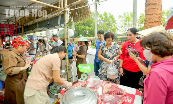 Người tiêu dùng được trực tiếp quan sát, thưởng thức, lựa chọn sản phẩm tại gian hàng. Đây là điều kiện để các cơ sở sản xuất, kinh doanh giới thiệu hàng hóa, tiếp nhận phản hồi và nắm bắt thị hiếu.