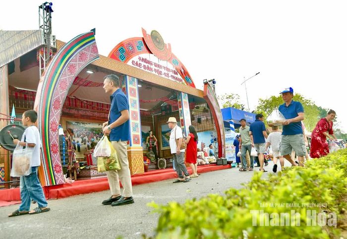 Từ những món ăn mang hương vị riêng của mỗi vùng đất đến các sản phẩm OCOP đặc trưng, sự kiện đang tạo thêm cơ hội để giá trị ẩm thực được lan tỏa, trở thành cầu nối giữa văn hóa, kinh doanh và du lịch, góp phần làm phong phú trải nghiệm của du khách khi đến với xứ Thanh.