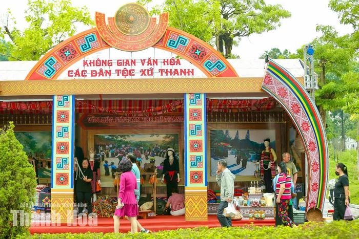 Tại đây, người dân và du khách có cơ hội tìm hiểu những nét sinh hoạt cộng đồng của đồng bào Mường, Thái; thưởng thức các món ăn truyền thống, xem trình diễn văn nghệ dân gian, tham gia trò chơi, trò diễn và khám phá sản phẩm thủ công, đặc sản địa phương.