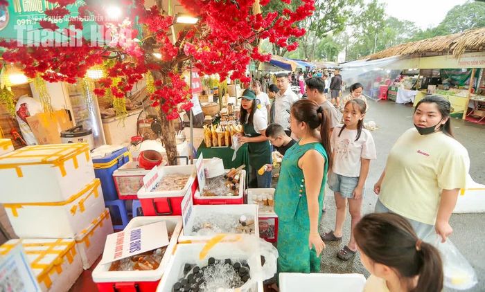 Với gần 200 gian hàng và hơn 600 món ăn, đồ uống, đặc sản, Liên hoan Văn hóa Ẩm thực Xứ Thanh năm 2026 không chỉ đáp ứng nhu cầu thưởng thức, mua sắm mà còn góp phần quảng bá sản phẩm, kết nối thị trường và thúc đẩy tiêu thụ hàng hóa.