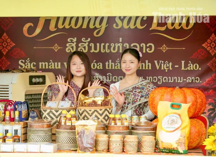 Điểm nhấn của liên hoan năm nay còn nằm ở không gian văn hóa, ẩm thực Lào. Sự hiện diện của các món ăn và sắc màu văn hóa nước bạn tạo thêm cơ hội giao lưu, giúp không gian sự kiện vượt ra ngoài phạm vi giới thiệu đặc sản trong nước.