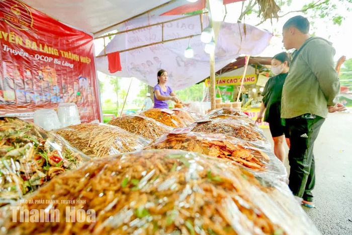 Một điểm đáng chú ý của Liên hoan Văn hóa Ẩm thực Xứ Thanh năm 2026 là định hướng kết nối ẩm thực với sản phẩm OCOP, doanh nghiệp và hoạt động du lịch. Các đơn vị tham gia không chỉ giới thiệu, chế biến và bán sản phẩm mà còn quảng bá tour, tuyến, chương trình du lịch, góp phần mở rộng cơ hội kết nối và kích cầu du lịch.