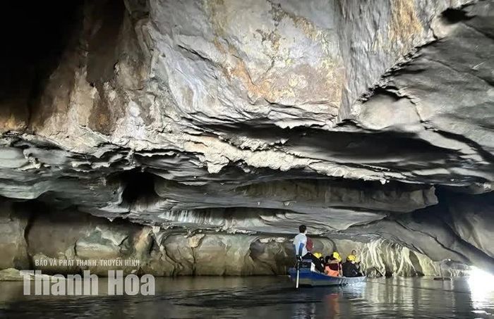 Chèo thuyền khám phá động Kim Sơn.