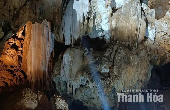 Vẻ đẹp khối thạch nhũ trong động Bo Cúng.