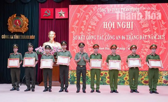 Thiếu tá Đào Hữu Tuấn (thứ 3 từ phải sang) nhận danh hiệu Chiến sĩ thi đua toàn lực lượng CAND năm 2025.