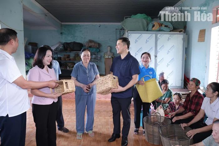 Phó Bí thư Thường trực Tỉnh ủy Nguyễn Hồng Phong thăm hoạt động sản xuất của doanh nghiệp.