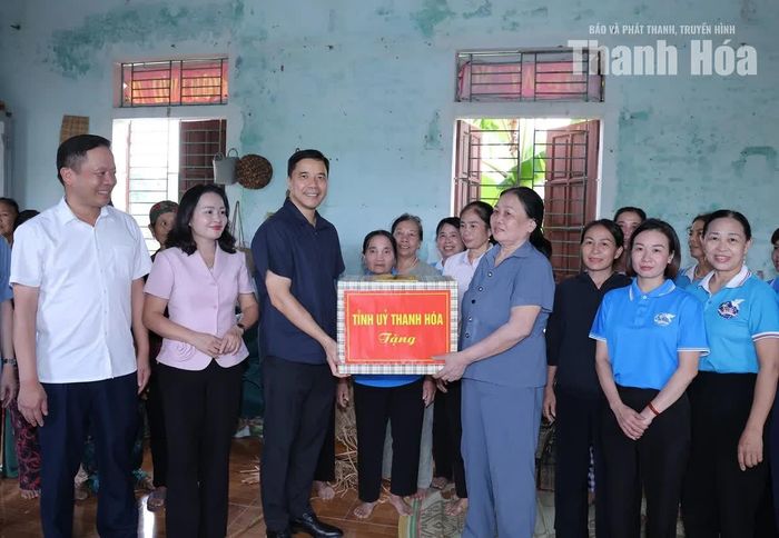 Phó Bí thư Thường trực Tỉnh ủy Nguyễn Hồng Phong tặng quà cho doanh nghiệp.