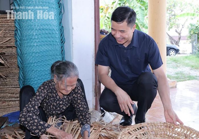 Phó Bí thư Thường trực Tỉnh ủy Nguyễn Hồng Phong thăm hỏi người lao động.