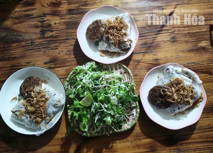 Món bánh cuốn Thanh Hóa được thực khách tại Lào ưa chuộng.