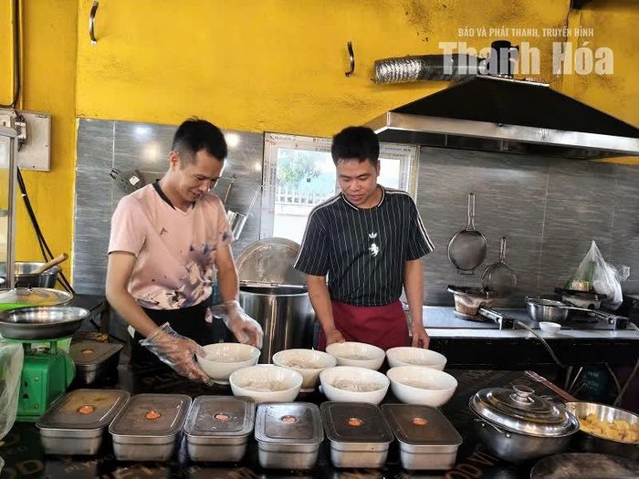 Anh Duy (áo đen) chuẩn bị món phở phục vụ thực khách.