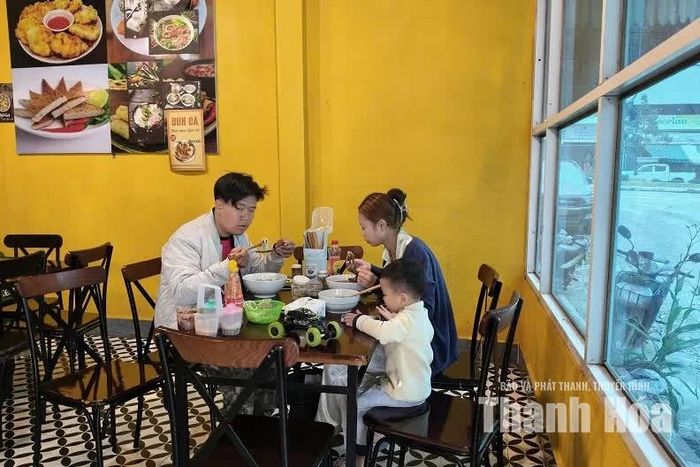 Một gia đình người Lào thưởng thức món phở Việt.