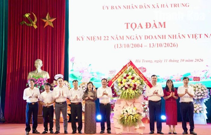 Lãnh đạo xã Hà Trung tặng hoa chúc mừng các doanh nghiệp, doanh nhân trên địa bàn.