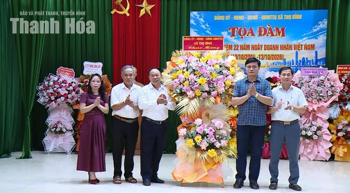 Lãnh đạo xã Thọ Bình chúc mừng Hội Doanh nghiệp xã nhân Ngày Doanh nhân Việt Nam.