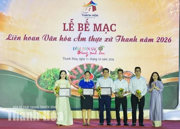 Đại diện các tập thể được vinh danh trong hoạt động giới thiệu, quảng bá, tổ chức gian hàng và triển khai các hoạt động tại liên hoan.