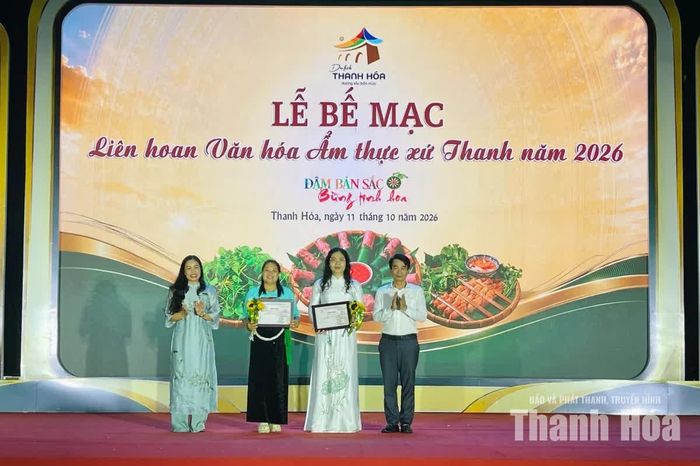 Ban Tổ chức trao giải A cho đại diện gian hàng tỉnh Phú Thọ và Trường Đại học Hồng Đức.