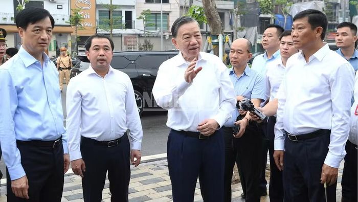 Tổng Bí thư, Chủ tịch nước Tô Lâm kiểm tra Dự án bãi đỗ xe, cây xanh tại khu vực đường Vành đai 1 và đường La Thành, Hà Nội. Ảnh: Nhân Dân.