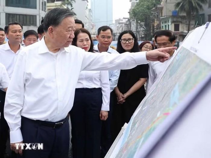 Tổng Bí thư, Chủ tịch nước Tô Lâm kiểm tra việc thực hiện dự án đường Vành đai 2,5 thuộc địa bàn phường Cầu Giấy - Ảnh: TTXVN