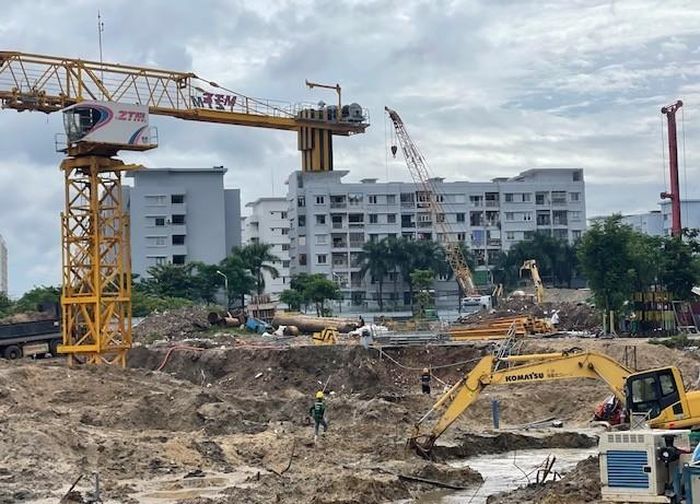 Một dự án có vốn đầu tư lớn ven sông Hàn đang được đẩy nhanh tiến độ thi công, góp phần tăng trưởng kinh tế thành phố. Ảnh Ngô Anh Văn