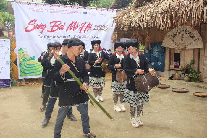 Người Dao trình diễn trong hội mừng cơm mới. Ảnh: Chu Khôi.
