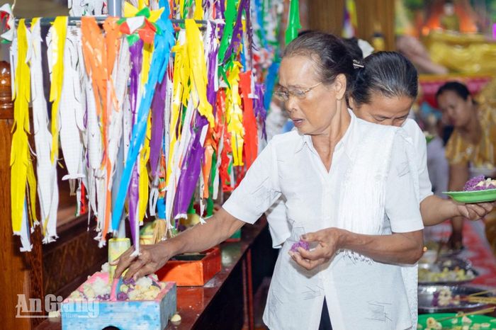 Đồng bào Khmer xếp cơm nếp vắt vào khay, chuẩn bị thực hiện nghi lễ Kan Ben trong mùa Sene Đôn Ta.
