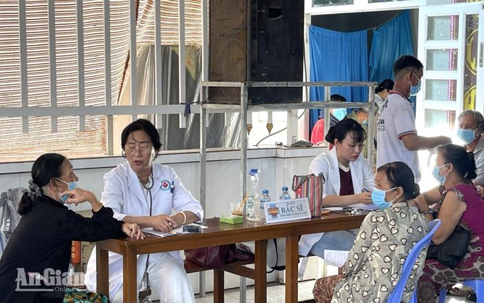 Các bác sĩ khám bệnh cho người dân.
