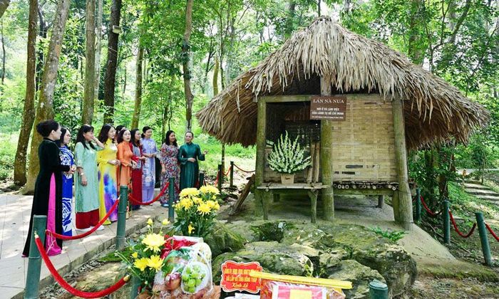  Lán Nà Nưa, nơi Chủ tịch Hồ Chí Minh đã sống và làm việc trong những tháng cuối cùng trước khi Cách mạng Tháng Tám giành thắng lợi. 