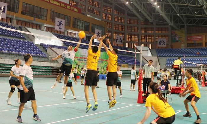  Một pha bóng hấp dẫn trong trận thi đấu giữa các đội tại giải. 