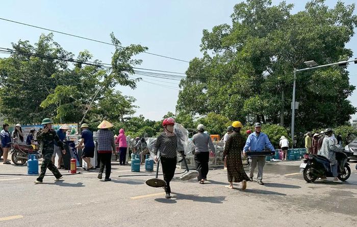  Nhân dân địa phương đến giúp đỡ, hỗ trợ chủ nhà di dời tài sản đến nơi an toàn. 