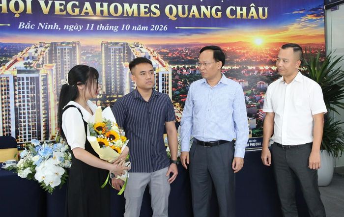 Phó Chủ tịch UBND thành phố Phạm Văn Thịnh và đại diện chủ đầu tư dự án nhà ở xã hội Vegas Home Quang Châu trò chuyện với cư dân.