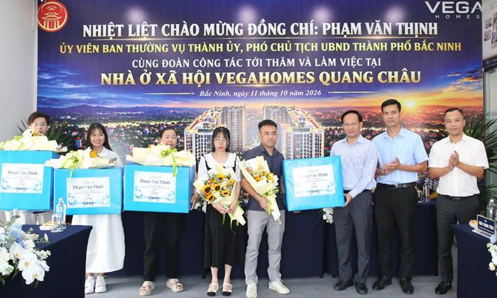 Phó Chủ tịch UBND thành phố Phạm Văn Thịnh tặng quà cho cư dân.