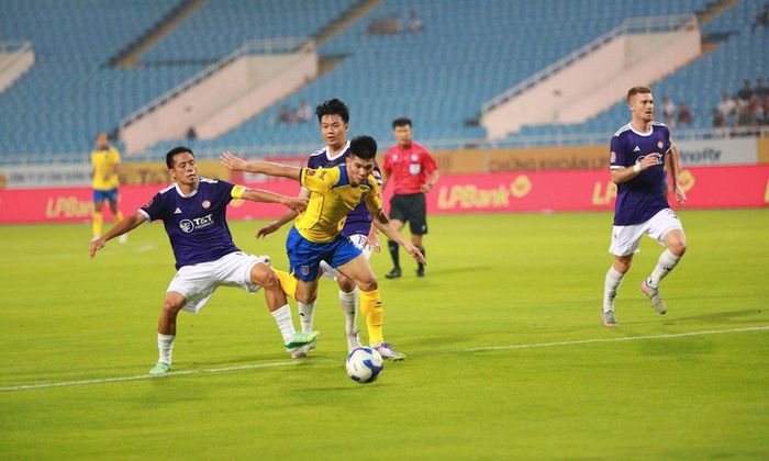  Pha tranh bóng quyết liệt của Ngân Văn Đại trước khung thành của Hà Nội FC. 
