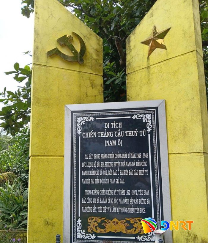 Bia di tích chiến thắng cầu Thủy Tú, được dựng ở bờ bắc cầu Nam Ô. Ảnh: N.T