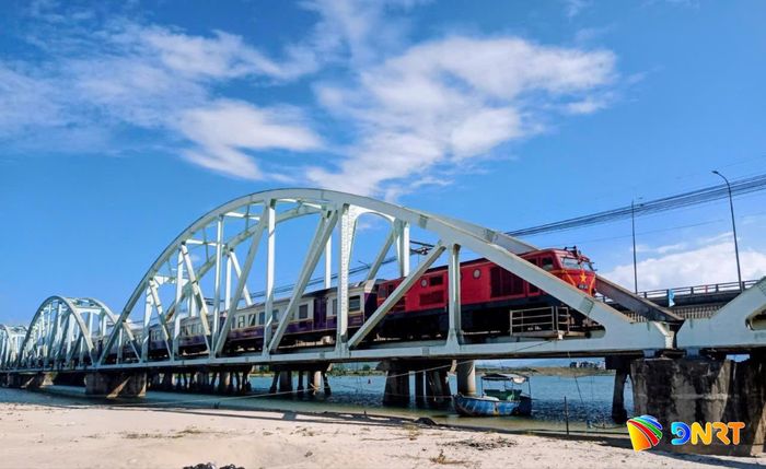 Cầu Nam Ô với tuổi đời hơn 100 năm, ngày ngày vẫn lắng nghe tiếng xình xịch của những đoàn tàu. Ảnh: N.T