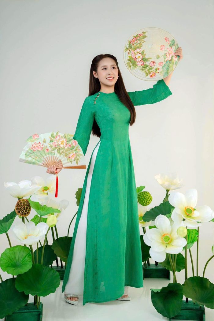 Nón lá, quạt xương lá do chị Võ Thị Như Nguyện thực hiện xuất hiện tại Áo dài Fashion Week London 2026. Ảnh: BTC Áo dài Fashion Week London 2026