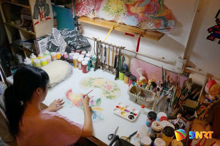 Những sản phẩm xương lá của chị Võ Thị Như Nguyện kết hợp kỹ thuật thủ công gia đình với hội họa, màu sắc và cách tạo hình riêng. Ảnh: TRÂM ANH
