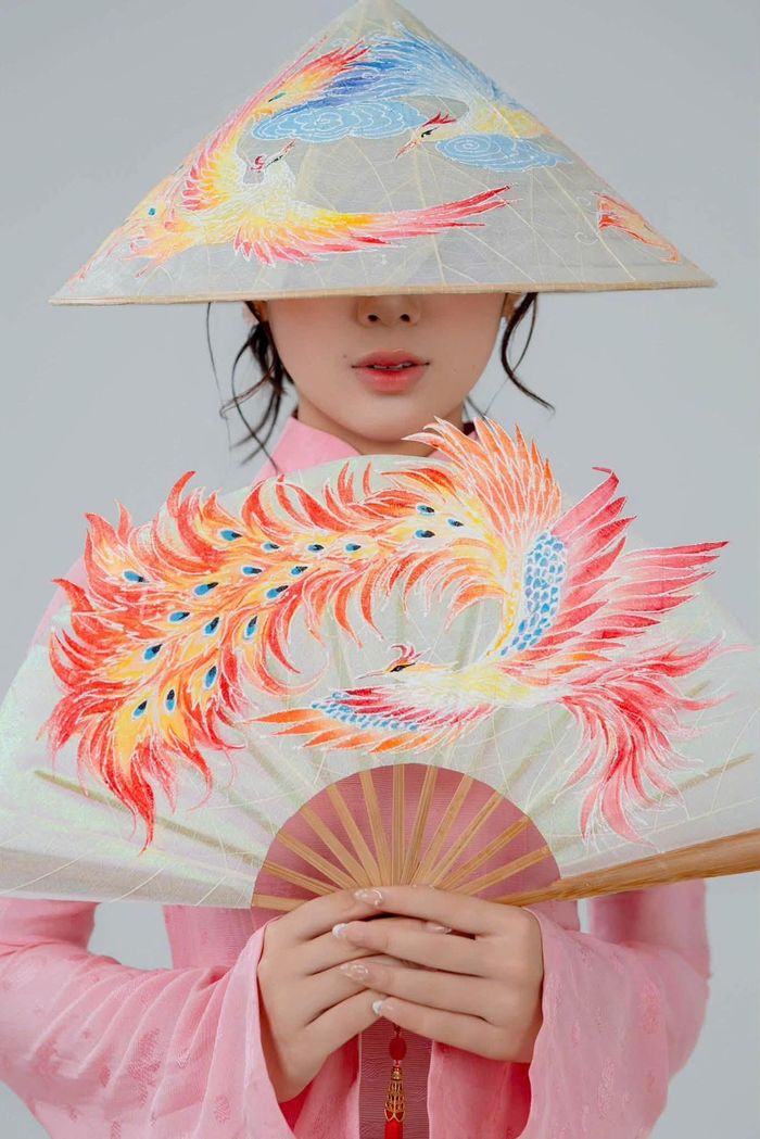 Nón lá, quạt xương lá do chị Võ Thị Như Nguyện thực hiện xuất hiện tại Áo dài Fashion Week London 2026. Ảnh: BTC Áo dài Fashion Week London 2026