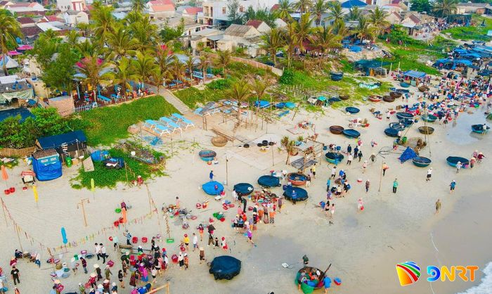 Gần 10 năm gắn với du lịch biển Tam Tiến, anh Võ Hồng Rôn cho rằng điều quan trọng là sản phẩm phải xuất phát từ nhịp sống thật của người dân địa phương, chứ không phải là sản phẩm trình diễn khi đón khách. Ảnh: H.L