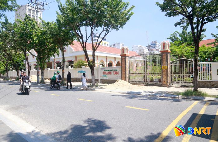 Vỉa hè Đường Lê Quang Đạo đoạn trước Trường Chuyên biệt Thanh Tâm và Cao đẳng Đà Nẵng có nhiều đống cát chất cao khiến người dân, khách du lịch phải đi dưới lòng đường (ảnh chụp ngày 6/10). Ảnh: P.L