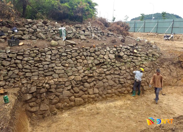 Các dấu tích thành, hào, kè đá cho thấy mặt bằng quy hoạch chặt chẽ của trạm Nam Chơn