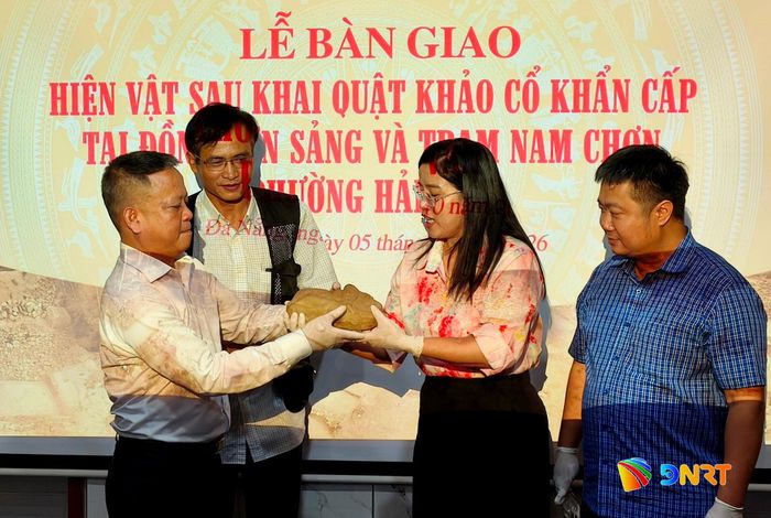 Trong số 88 hiện vật vừa được bàn giao, phù điêu đá sa thạch phát hiện tại đồn Chơn Sảng được đánh giá rất giá trị.
