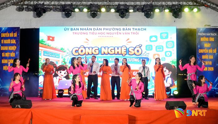 Tiết mục văn nghệ giới thiệu các mô hình giáo dục số của Trường Tiểu học Nguyễn Văn Trỗi. Ảnh: HỒ QUÂN