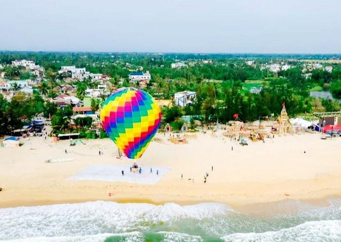 Xã Thăng An tổ chức lễ hội văn hóa - thể thao miền biển tại làng Cửa Khe để thu hút khách đến tham quan, khám phá vùng đất và văn hóa bản địa. Ảnh: QUANG VIỆT